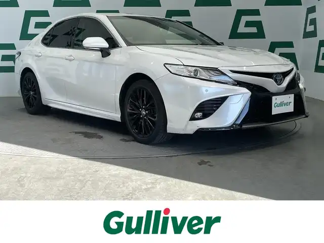 トヨタ カムリ WS 鹿児島県 2020(令2)年 4万km プラチナホワイトパールマイカ 禁煙車/純正ナビ機能付きディスプレイオーディオ/(Bluetooth.CD.DVD.AppleCarPlay.AndroidAuto)/バックカメラ/トヨタセーフティセンス/　・クルーズコントロール(追従走行あり)/　・レーンキープアシスト/　・オートマチックハイビーム/　・先行車発進お知らせ機能/　・プリクラッシュセーフティ/ブラインドスポットモニター/リアクロストラフィックアラート/レーダー探知機/コーナーセンサー/ETC/ドライブレコーダー/純正フロアマット/純正アルミホイール/電動パーキングブレーキ/パワーシート/LEDヘッドライト/電動格納ミラー/ステアリングリモコン