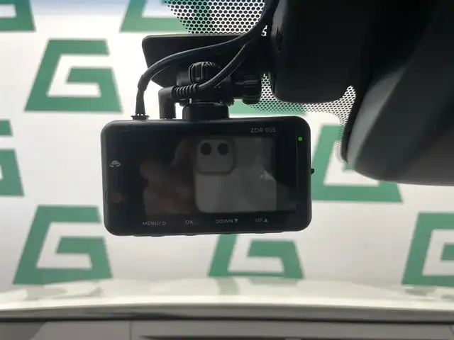 トヨタ カムリ WS 鹿児島県 2020(令2)年 4万km プラチナホワイトパールマイカ 禁煙車/純正ナビ機能付きディスプレイオーディオ/(Bluetooth.CD.DVD.AppleCarPlay.AndroidAuto)/バックカメラ/トヨタセーフティセンス/　・クルーズコントロール(追従走行あり)/　・レーンキープアシスト/　・オートマチックハイビーム/　・先行車発進お知らせ機能/　・プリクラッシュセーフティ/ブラインドスポットモニター/リアクロストラフィックアラート/レーダー探知機/コーナーセンサー/ETC/ドライブレコーダー/純正フロアマット/純正アルミホイール/電動パーキングブレーキ/パワーシート/LEDヘッドライト/電動格納ミラー/ステアリングリモコン