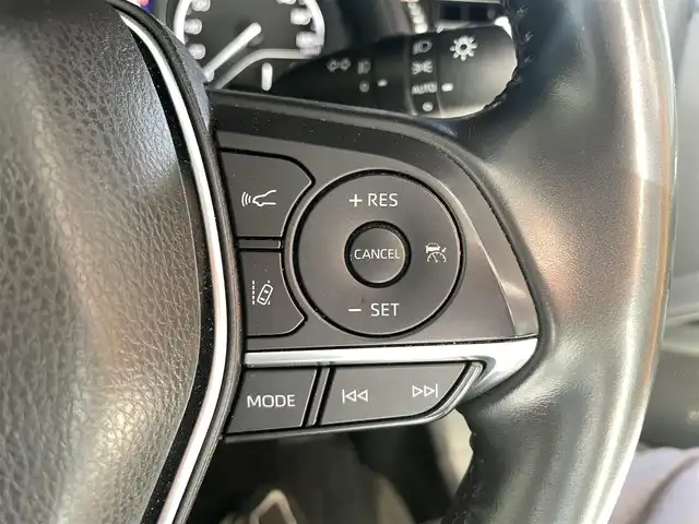 トヨタ カムリ WS 鹿児島県 2020(令2)年 4万km プラチナホワイトパールマイカ 禁煙車/純正ナビ機能付きディスプレイオーディオ/(Bluetooth.CD.DVD.AppleCarPlay.AndroidAuto)/バックカメラ/トヨタセーフティセンス/　・クルーズコントロール(追従走行あり)/　・レーンキープアシスト/　・オートマチックハイビーム/　・先行車発進お知らせ機能/　・プリクラッシュセーフティ/ブラインドスポットモニター/リアクロストラフィックアラート/レーダー探知機/コーナーセンサー/ETC/ドライブレコーダー/純正フロアマット/純正アルミホイール/電動パーキングブレーキ/パワーシート/LEDヘッドライト/電動格納ミラー/ステアリングリモコン