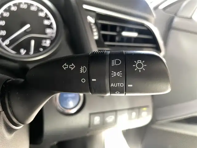 トヨタ カムリ WS 鹿児島県 2020(令2)年 4万km プラチナホワイトパールマイカ 禁煙車/純正ナビ機能付きディスプレイオーディオ/(Bluetooth.CD.DVD.AppleCarPlay.AndroidAuto)/バックカメラ/トヨタセーフティセンス/　・クルーズコントロール(追従走行あり)/　・レーンキープアシスト/　・オートマチックハイビーム/　・先行車発進お知らせ機能/　・プリクラッシュセーフティ/ブラインドスポットモニター/リアクロストラフィックアラート/レーダー探知機/コーナーセンサー/ETC/ドライブレコーダー/純正フロアマット/純正アルミホイール/電動パーキングブレーキ/パワーシート/LEDヘッドライト/電動格納ミラー/ステアリングリモコン