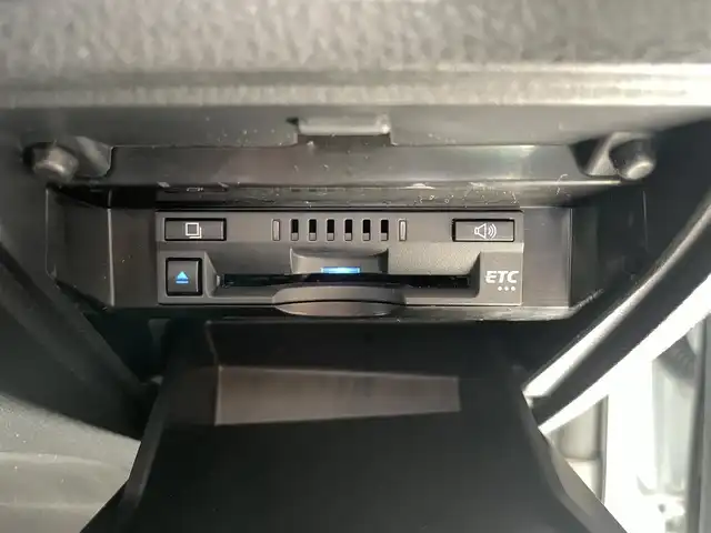 トヨタ カムリ WS 鹿児島県 2020(令2)年 4万km プラチナホワイトパールマイカ 禁煙車/純正ナビ機能付きディスプレイオーディオ/(Bluetooth.CD.DVD.AppleCarPlay.AndroidAuto)/バックカメラ/トヨタセーフティセンス/　・クルーズコントロール(追従走行あり)/　・レーンキープアシスト/　・オートマチックハイビーム/　・先行車発進お知らせ機能/　・プリクラッシュセーフティ/ブラインドスポットモニター/リアクロストラフィックアラート/レーダー探知機/コーナーセンサー/ETC/ドライブレコーダー/純正フロアマット/純正アルミホイール/電動パーキングブレーキ/パワーシート/LEDヘッドライト/電動格納ミラー/ステアリングリモコン