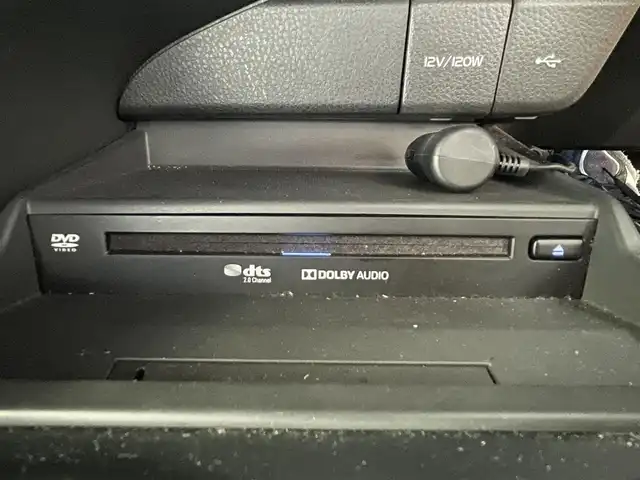 トヨタ カムリ WS 鹿児島県 2020(令2)年 4万km プラチナホワイトパールマイカ 禁煙車/純正ナビ機能付きディスプレイオーディオ/(Bluetooth.CD.DVD.AppleCarPlay.AndroidAuto)/バックカメラ/トヨタセーフティセンス/　・クルーズコントロール(追従走行あり)/　・レーンキープアシスト/　・オートマチックハイビーム/　・先行車発進お知らせ機能/　・プリクラッシュセーフティ/ブラインドスポットモニター/リアクロストラフィックアラート/レーダー探知機/コーナーセンサー/ETC/ドライブレコーダー/純正フロアマット/純正アルミホイール/電動パーキングブレーキ/パワーシート/LEDヘッドライト/電動格納ミラー/ステアリングリモコン