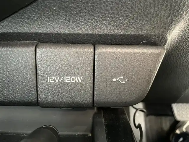 トヨタ カムリ WS 鹿児島県 2020(令2)年 4万km プラチナホワイトパールマイカ 禁煙車/純正ナビ機能付きディスプレイオーディオ/(Bluetooth.CD.DVD.AppleCarPlay.AndroidAuto)/バックカメラ/トヨタセーフティセンス/　・クルーズコントロール(追従走行あり)/　・レーンキープアシスト/　・オートマチックハイビーム/　・先行車発進お知らせ機能/　・プリクラッシュセーフティ/ブラインドスポットモニター/リアクロストラフィックアラート/レーダー探知機/コーナーセンサー/ETC/ドライブレコーダー/純正フロアマット/純正アルミホイール/電動パーキングブレーキ/パワーシート/LEDヘッドライト/電動格納ミラー/ステアリングリモコン