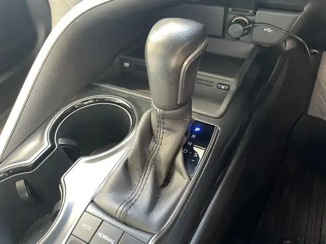 トヨタ カムリ WS 鹿児島県 2020(令2)年 4万km プラチナホワイトパールマイカ 禁煙車/純正ナビ機能付きディスプレイオーディオ/(Bluetooth.CD.DVD.AppleCarPlay.AndroidAuto)/バックカメラ/トヨタセーフティセンス/　・クルーズコントロール(追従走行あり)/　・レーンキープアシスト/　・オートマチックハイビーム/　・先行車発進お知らせ機能/　・プリクラッシュセーフティ/ブラインドスポットモニター/リアクロストラフィックアラート/レーダー探知機/コーナーセンサー/ETC/ドライブレコーダー/純正フロアマット/純正アルミホイール/電動パーキングブレーキ/パワーシート/LEDヘッドライト/電動格納ミラー/ステアリングリモコン