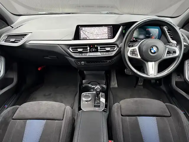 ＢＭＷ ＢＭＷ １１８ｄ Mスポーツ EDジョイ+ 福岡県 2020(令2)年 2.9万km サファイアブラックP ・iDriveナビゲーション・パッケージ/　BMWライブ・コックピット/　10.25インチ マルチ・ディスプレイ・メーター・パネル、/　10.25インチ ワイド・コントロール・ディスプレイ/　HDDナビゲーション・システ/　BMWインテリジェント・パーソナル・アシスタント/　ITSスポット対応DSRC車載器（ルーム・ミラー内蔵ETC）/　BMWコネクテッド・ドライブ・プロフェッショナ/　（Apple CarPlay）/・コンフォート・パッケージ/　 BMW Individual アルミニウム・ライン/ 　オートマチック・テールゲート・オペレーション/　 ACC／アクティブ・クルーズ・コントロール/ 　イルミネーテッド・ベルリン・インテリア・トリム/・ライト・パッケージ/　照明付バニティ・ミラーアンビエント・ライト/　LEDプロジェクション・ライト/・Bluetooth/・メモリーパワーシート/・インテリジェントS