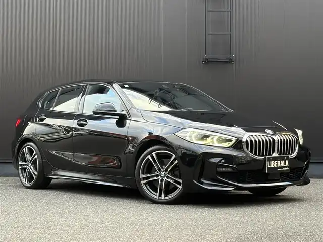 ＢＭＷ ＢＭＷ １１８ｄ Mスポーツ EDジョイ+ 福岡県 2020(令2)年 2.9万km サファイアブラックP ・iDriveナビゲーション・パッケージ/　BMWライブ・コックピット/　10.25インチ マルチ・ディスプレイ・メーター・パネル、/　10.25インチ ワイド・コントロール・ディスプレイ/　HDDナビゲーション・システ/　BMWインテリジェント・パーソナル・アシスタント/　ITSスポット対応DSRC車載器（ルーム・ミラー内蔵ETC）/　BMWコネクテッド・ドライブ・プロフェッショナ/　（Apple CarPlay）/・コンフォート・パッケージ/　 BMW Individual アルミニウム・ライン/ 　オートマチック・テールゲート・オペレーション/　 ACC／アクティブ・クルーズ・コントロール/ 　イルミネーテッド・ベルリン・インテリア・トリム/・ライト・パッケージ/　照明付バニティ・ミラーアンビエント・ライト/　LEDプロジェクション・ライト/・Bluetooth/・メモリーパワーシート/・インテリジェントS