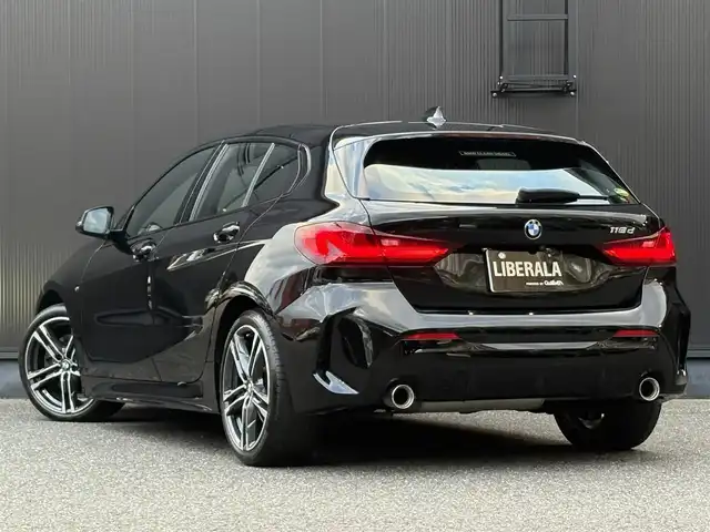 ＢＭＷ ＢＭＷ １１８ｄ Mスポーツ EDジョイ+ 福岡県 2020(令2)年 2.9万km サファイアブラックP ・iDriveナビゲーション・パッケージ/　BMWライブ・コックピット/　10.25インチ マルチ・ディスプレイ・メーター・パネル、/　10.25インチ ワイド・コントロール・ディスプレイ/　HDDナビゲーション・システ/　BMWインテリジェント・パーソナル・アシスタント/　ITSスポット対応DSRC車載器（ルーム・ミラー内蔵ETC）/　BMWコネクテッド・ドライブ・プロフェッショナ/　（Apple CarPlay）/・コンフォート・パッケージ/　 BMW Individual アルミニウム・ライン/ 　オートマチック・テールゲート・オペレーション/　 ACC／アクティブ・クルーズ・コントロール/ 　イルミネーテッド・ベルリン・インテリア・トリム/・ライト・パッケージ/　照明付バニティ・ミラーアンビエント・ライト/　LEDプロジェクション・ライト/・Bluetooth/・メモリーパワーシート/・インテリジェントS