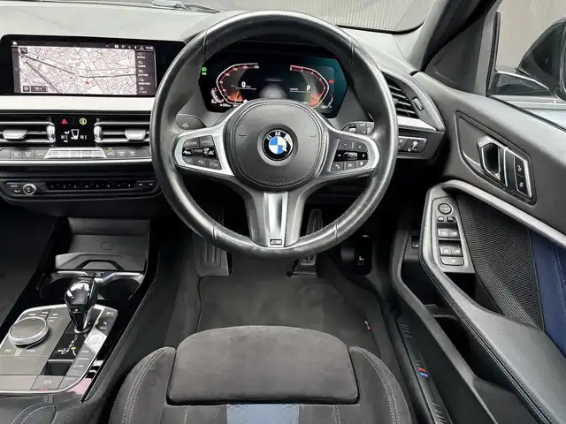 ＢＭＷ ＢＭＷ １１８ｄ Mスポーツ EDジョイ+ 福岡県 2020(令2)年 2.9万km サファイアブラックP ・iDriveナビゲーション・パッケージ/　BMWライブ・コックピット/　10.25インチ マルチ・ディスプレイ・メーター・パネル、/　10.25インチ ワイド・コントロール・ディスプレイ/　HDDナビゲーション・システ/　BMWインテリジェント・パーソナル・アシスタント/　ITSスポット対応DSRC車載器（ルーム・ミラー内蔵ETC）/　BMWコネクテッド・ドライブ・プロフェッショナ/　（Apple CarPlay）/・コンフォート・パッケージ/　 BMW Individual アルミニウム・ライン/ 　オートマチック・テールゲート・オペレーション/　 ACC／アクティブ・クルーズ・コントロール/ 　イルミネーテッド・ベルリン・インテリア・トリム/・ライト・パッケージ/　照明付バニティ・ミラーアンビエント・ライト/　LEDプロジェクション・ライト/・Bluetooth/・メモリーパワーシート/・インテリジェントS