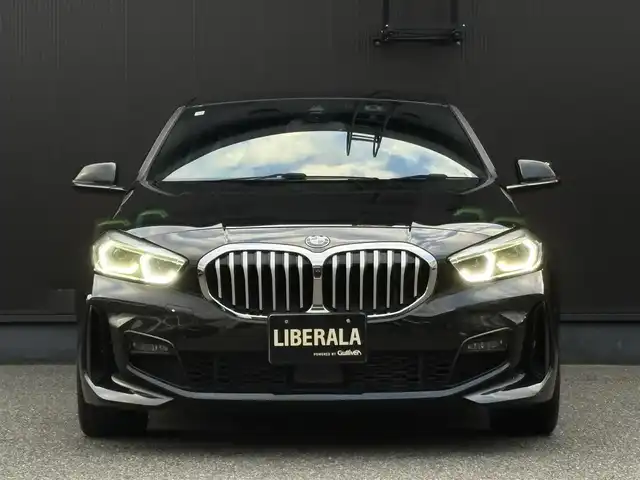 ＢＭＷ ＢＭＷ １１８ｄ Mスポーツ EDジョイ+ 福岡県 2020(令2)年 2.9万km サファイアブラックP ・iDriveナビゲーション・パッケージ/　BMWライブ・コックピット/　10.25インチ マルチ・ディスプレイ・メーター・パネル、/　10.25インチ ワイド・コントロール・ディスプレイ/　HDDナビゲーション・システ/　BMWインテリジェント・パーソナル・アシスタント/　ITSスポット対応DSRC車載器（ルーム・ミラー内蔵ETC）/　BMWコネクテッド・ドライブ・プロフェッショナ/　（Apple CarPlay）/・コンフォート・パッケージ/　 BMW Individual アルミニウム・ライン/ 　オートマチック・テールゲート・オペレーション/　 ACC／アクティブ・クルーズ・コントロール/ 　イルミネーテッド・ベルリン・インテリア・トリム/・ライト・パッケージ/　照明付バニティ・ミラーアンビエント・ライト/　LEDプロジェクション・ライト/・Bluetooth/・メモリーパワーシート/・インテリジェントS