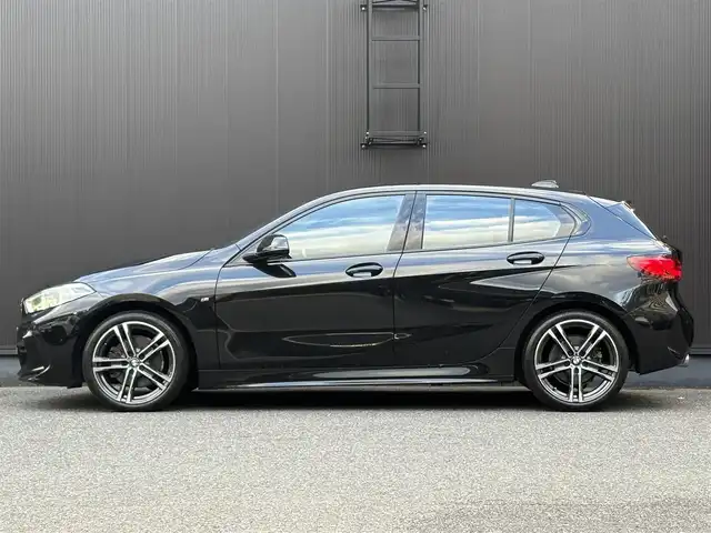 ＢＭＷ ＢＭＷ １１８ｄ Mスポーツ EDジョイ+ 福岡県 2020(令2)年 2.9万km サファイアブラックP ・iDriveナビゲーション・パッケージ/　BMWライブ・コックピット/　10.25インチ マルチ・ディスプレイ・メーター・パネル、/　10.25インチ ワイド・コントロール・ディスプレイ/　HDDナビゲーション・システ/　BMWインテリジェント・パーソナル・アシスタント/　ITSスポット対応DSRC車載器（ルーム・ミラー内蔵ETC）/　BMWコネクテッド・ドライブ・プロフェッショナ/　（Apple CarPlay）/・コンフォート・パッケージ/　 BMW Individual アルミニウム・ライン/ 　オートマチック・テールゲート・オペレーション/　 ACC／アクティブ・クルーズ・コントロール/ 　イルミネーテッド・ベルリン・インテリア・トリム/・ライト・パッケージ/　照明付バニティ・ミラーアンビエント・ライト/　LEDプロジェクション・ライト/・Bluetooth/・メモリーパワーシート/・インテリジェントS