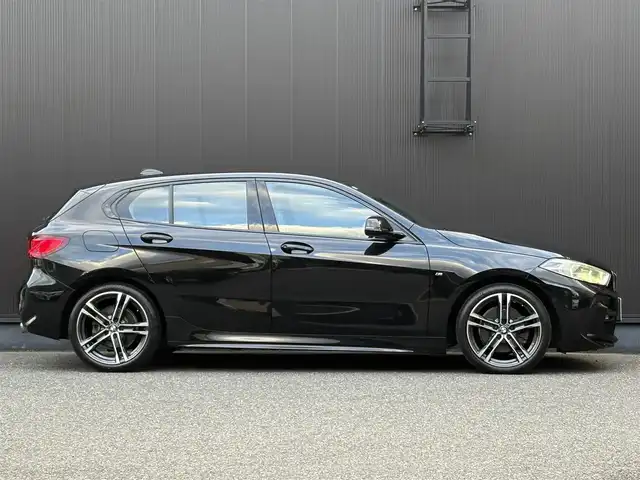 ＢＭＷ ＢＭＷ １１８ｄ Mスポーツ EDジョイ+ 福岡県 2020(令2)年 2.9万km サファイアブラックP ・iDriveナビゲーション・パッケージ/　BMWライブ・コックピット/　10.25インチ マルチ・ディスプレイ・メーター・パネル、/　10.25インチ ワイド・コントロール・ディスプレイ/　HDDナビゲーション・システ/　BMWインテリジェント・パーソナル・アシスタント/　ITSスポット対応DSRC車載器（ルーム・ミラー内蔵ETC）/　BMWコネクテッド・ドライブ・プロフェッショナ/　（Apple CarPlay）/・コンフォート・パッケージ/　 BMW Individual アルミニウム・ライン/ 　オートマチック・テールゲート・オペレーション/　 ACC／アクティブ・クルーズ・コントロール/ 　イルミネーテッド・ベルリン・インテリア・トリム/・ライト・パッケージ/　照明付バニティ・ミラーアンビエント・ライト/　LEDプロジェクション・ライト/・Bluetooth/・メモリーパワーシート/・インテリジェントS