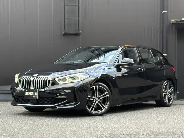 ＢＭＷ ＢＭＷ １１８ｄ Mスポーツ EDジョイ+ 福岡県 2020(令2)年 2.9万km サファイアブラックP ・iDriveナビゲーション・パッケージ/　BMWライブ・コックピット/　10.25インチ マルチ・ディスプレイ・メーター・パネル、/　10.25インチ ワイド・コントロール・ディスプレイ/　HDDナビゲーション・システ/　BMWインテリジェント・パーソナル・アシスタント/　ITSスポット対応DSRC車載器（ルーム・ミラー内蔵ETC）/　BMWコネクテッド・ドライブ・プロフェッショナ/　（Apple CarPlay）/・コンフォート・パッケージ/　 BMW Individual アルミニウム・ライン/ 　オートマチック・テールゲート・オペレーション/　 ACC／アクティブ・クルーズ・コントロール/ 　イルミネーテッド・ベルリン・インテリア・トリム/・ライト・パッケージ/　照明付バニティ・ミラーアンビエント・ライト/　LEDプロジェクション・ライト/・Bluetooth/・メモリーパワーシート/・インテリジェントS