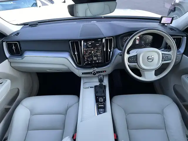 ボルボ ＸＣ６０ D4 AWD モーメンタム 山梨県 2019(令1)年 4.4万km クリスタルホワイトP 白革/純正ナビ/　（AppleCarPlay/AndroidAuto/フルセグ/BT）/クライメイトパッケージ/　（前後シートH/ステアリングH）/360°カメラ/BLIS/衝突軽減B/LKA/CTA/前後コーナーセンサー/ETC/LEDヘッドライト/純正18インチAW