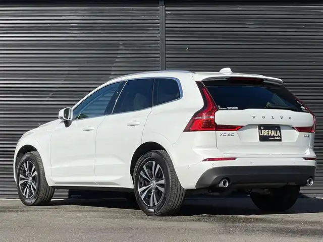 ボルボ ＸＣ６０ D4 AWD モーメンタム 山梨県 2019(令1)年 4.4万km クリスタルホワイトP 白革/純正ナビ/　（AppleCarPlay/AndroidAuto/フルセグ/BT）/クライメイトパッケージ/　（前後シートH/ステアリングH）/360°カメラ/BLIS/衝突軽減B/LKA/CTA/前後コーナーセンサー/ETC/LEDヘッドライト/純正18インチAW