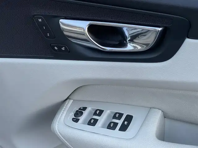 ボルボ ＸＣ６０ D4 AWD モーメンタム 山梨県 2019(令1)年 4.4万km クリスタルホワイトP 白革/純正ナビ/　（AppleCarPlay/AndroidAuto/フルセグ/BT）/クライメイトパッケージ/　（前後シートH/ステアリングH）/360°カメラ/BLIS/衝突軽減B/LKA/CTA/前後コーナーセンサー/ETC/LEDヘッドライト/純正18インチAW