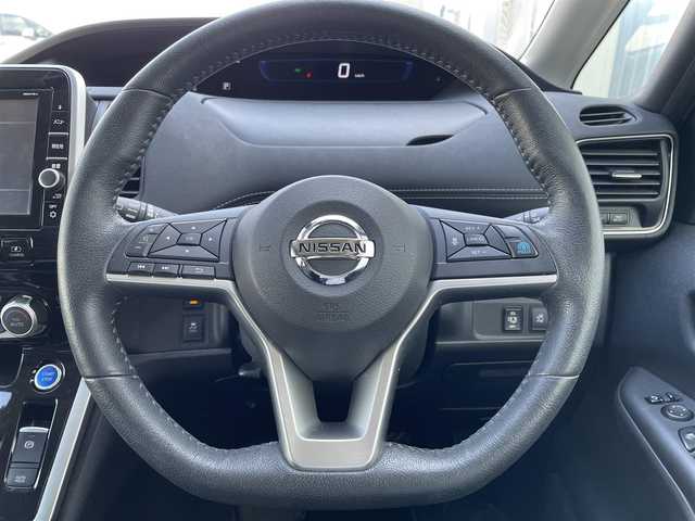 日産 セレナ e－パワー ハイウェイスター V 大阪府 2018(平30)年 4.4万km マルーンレッド 2トーン プロパイロット/純正メモリナビゲーション/Bluetooth　CD　DVD　SD　AM　FM/全方位カメラ/前方ドライブレコーダー/ビルトインETC/両側パワースライドドア/ハンズフリーオートスライドドア/フリップダウンモニター/前席シートヒーター/ステアリングヒーター/革巻きステアリング/ステアリングリモコン/LEDヘッドライト/フォグライト/純正フロアマット/盗難防止装置/保証書