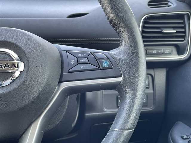 日産 セレナ e－パワー ハイウェイスター V 大阪府 2018(平30)年 4.4万km マルーンレッド 2トーン プロパイロット/純正メモリナビゲーション/Bluetooth　CD　DVD　SD　AM　FM/全方位カメラ/前方ドライブレコーダー/ビルトインETC/両側パワースライドドア/ハンズフリーオートスライドドア/フリップダウンモニター/前席シートヒーター/ステアリングヒーター/革巻きステアリング/ステアリングリモコン/LEDヘッドライト/フォグライト/純正フロアマット/盗難防止装置/保証書