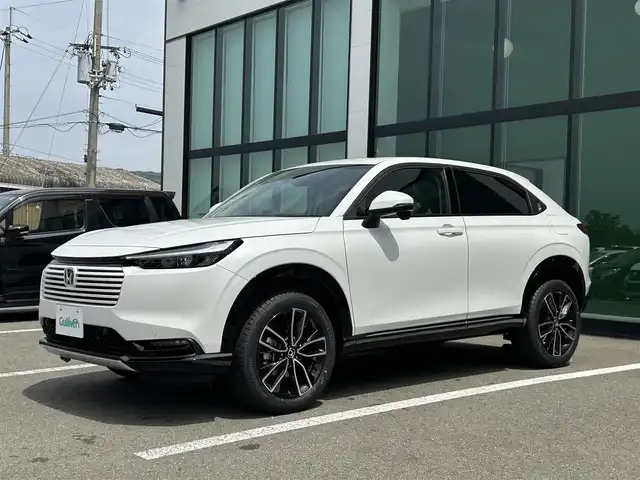 ホンダ ヴェゼル ハイブリッド e:HEV Z 和歌山県 2025(令7)年 0.1万km未満 プラチナホワイトパール 登録済未使用車/純正コネクトナビ/フルセグTV/バックカメラ/（BT/USB）/衝突軽減ブレーキ/アダプティブクルーズコントロール/レーンキープ/ブラインドスポットインフォメーション/パーキングセンサー/横滑り防止機能/後退出庫サポート/純正１８インチアルミホイール/ハーフレザーシート/前席シートヒーター/置くだけ充電/ビルトインETC２．０/LEDヘッドライト/オートライト/オートマチックハイビーム