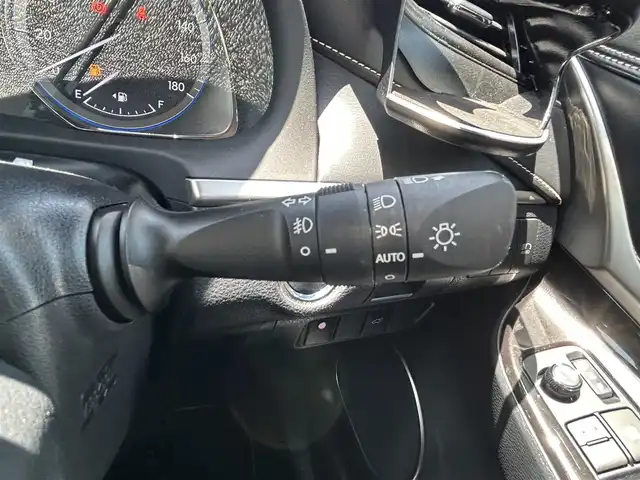 トヨタ ハリアー プレミアム 福岡県 2018(平30)年 2.9万km ホワイトパールクリスタルシャイン ・純正ナビ/（BLUETOOTH/フルセグ/バックカメラ/・ビルトインETC2.0/・レーダークルコン/・セーフティセンス/・ハーフレザーパワーシート/・モデリスタエアロ（F・S・R)/・LEDライト/・パワーバックドア/・クリアランスソナー/・電動テレスコピック機能/・スマートキー2本/・カードキー/・アイドリングストップ/・プッシュスタート/・保険証/・取扱説明書