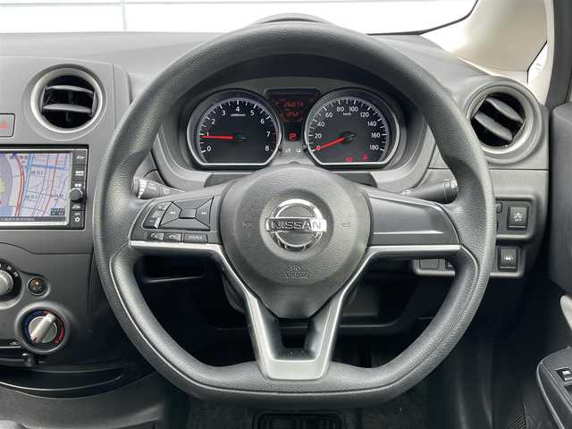日産 ノート X 千葉県 2020(令2)年 2.6万km ブリリアントホワイトパール 衝突軽減ブレーキ/レーンキープアシスト/コーナーセンサー(前後)/純正7インチメモリナビ(MJ119D-W)/　フルセグ/BT/CD/AUX/アラウンドビューモニター/ステアリングスイッチ/デジタルインナーミラー/ETC/アイドリングストップ/スマートキー/プッシュスタート/LEDヘッドライト/オートライト/オートハイビーム/純正フロアマット