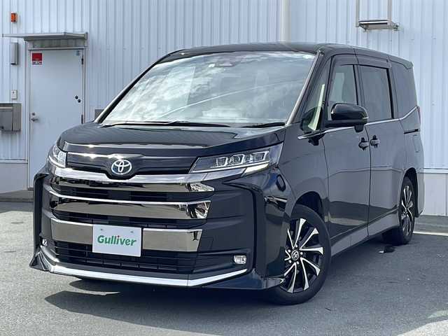 トヨタ ノア ハイブリッド S－Z 三重県 2022(令4)年 2.4万km アティチュードブラックマイカ 純正10.5型ナビ/両側パワースライドドア/HDMI/AC100V電源/追従走行/衝突軽減ブレーキ/BSM/渋滞時支援/電子パーキング/純正ビルトインETC2.0/ブルーミラー/後席USB給電/純正TV＋CD・DVDデッキ/電動格納ミラー/禁煙車