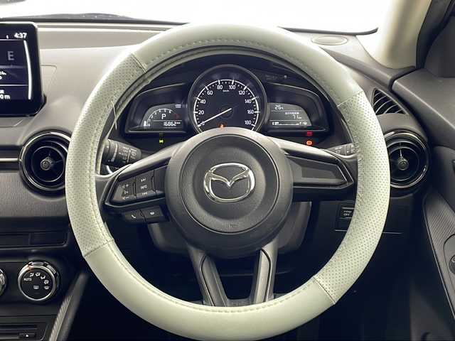 マツダ マツダ２ 15S ブラックトーンED 兵庫県 2022(令4)年 1.7万km エターナルブルーマイカ ・純正ナビ&Bluetoothオーディオ&TV&CD/DVD&AUX/USB接続/・全方位カメラ/・ETC/・衝突被害軽減ブレーキ/・ブラインドスポットモニター/・レーンキープアシスト/・LEDオートライト/・前後コーナーセンサー/・前後ドライブレコーダー/・クリアランスソナー/・W＋サイドエアバック/・エンジンスタートボタン/・アイドリングストップ/・AACエアコン/・スマートキー