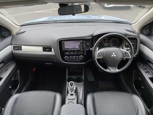 三菱 アウトランダー ＰＨＥＶ G ナビパッケージ 東京都 2014(平26)年 4.2万km テクニカルシルバーメタリック 純正ナビ/バックモニター/サイドモニター/車線逸脱警報システム/アダプティブクルーズコントロール/シートヒーター/エレクトリックテールゲート/ETC/横滑り防止措置/ステアリングスイッチ