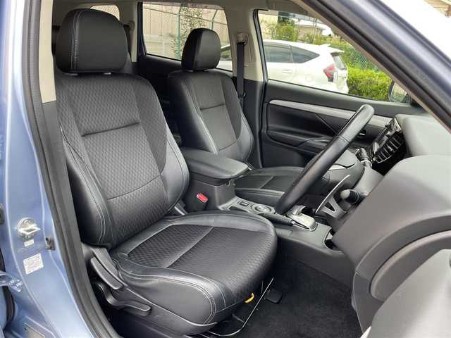 三菱 アウトランダー ＰＨＥＶ G ナビパッケージ 東京都 2014(平26)年 4.2万km テクニカルシルバーメタリック 純正ナビ/バックモニター/サイドモニター/車線逸脱警報システム/アダプティブクルーズコントロール/シートヒーター/エレクトリックテールゲート/ETC/横滑り防止措置/ステアリングスイッチ