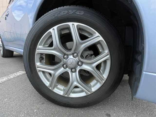 三菱 アウトランダー ＰＨＥＶ G ナビパッケージ 東京都 2014(平26)年 4.2万km テクニカルシルバーメタリック 純正ナビ/バックモニター/サイドモニター/車線逸脱警報システム/アダプティブクルーズコントロール/シートヒーター/エレクトリックテールゲート/ETC/横滑り防止措置/ステアリングスイッチ