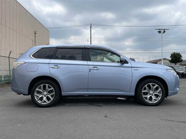 三菱 アウトランダー ＰＨＥＶ G ナビパッケージ 東京都 2014(平26)年 4.2万km テクニカルシルバーメタリック 純正ナビ/バックモニター/サイドモニター/車線逸脱警報システム/アダプティブクルーズコントロール/シートヒーター/エレクトリックテールゲート/ETC/横滑り防止措置/ステアリングスイッチ