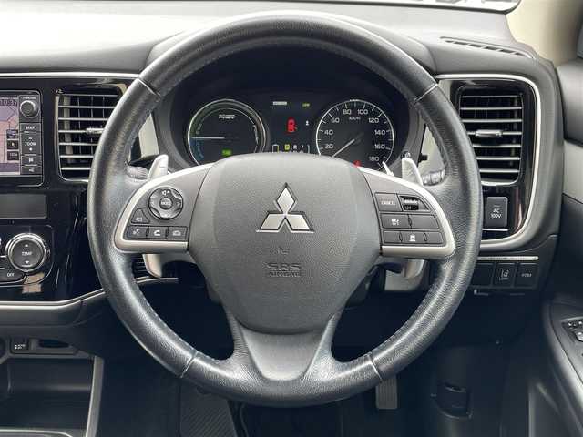 三菱 アウトランダー ＰＨＥＶ G ナビパッケージ 東京都 2014(平26)年 4.2万km テクニカルシルバーメタリック 純正ナビ/バックモニター/サイドモニター/車線逸脱警報システム/アダプティブクルーズコントロール/シートヒーター/エレクトリックテールゲート/ETC/横滑り防止措置/ステアリングスイッチ