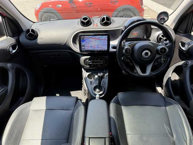 スマート ＭＣＣ スマート BRABUS エクスクルーシブ 静岡県 2019(令1)年 2.3万km 赤 ガラスルーフ/レザーシート/社外メモリナビ/(CD/DVD/Bluetooth/フルセグ)/衝突被害軽減システム/バックカメラ/クルーズコントロール/レーンキープアシスト/パーキングアシスト/シートヒーター/キーレスキー/ETC/純正フロアマット/純正17インチアルミホイール/フロントフォグランプ/保証書/取扱説明書/スペアキー