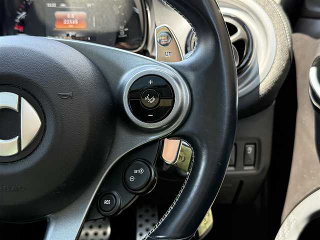 スマート ＭＣＣ スマート BRABUS エクスクルーシブ 静岡県 2019(令1)年 2.3万km 赤 ガラスルーフ/レザーシート/社外メモリナビ/(CD/DVD/Bluetooth/フルセグ)/衝突被害軽減システム/バックカメラ/クルーズコントロール/レーンキープアシスト/パーキングアシスト/シートヒーター/キーレスキー/ETC/純正フロアマット/純正17インチアルミホイール/フロントフォグランプ/保証書/取扱説明書/スペアキー