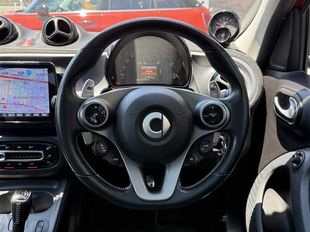 スマート ＭＣＣ スマート BRABUS エクスクルーシブ 静岡県 2019(令1)年 2.3万km 赤 ガラスルーフ/レザーシート/社外メモリナビ/(CD/DVD/Bluetooth/フルセグ)/衝突被害軽減システム/バックカメラ/クルーズコントロール/レーンキープアシスト/パーキングアシスト/シートヒーター/キーレスキー/ETC/純正フロアマット/純正17インチアルミホイール/フロントフォグランプ/保証書/取扱説明書/スペアキー