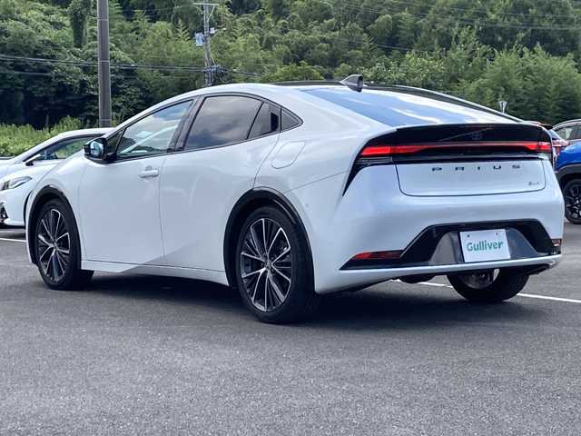 トヨタ プリウス Z 佐賀県 2023(令5)年 1.4万km プラチナホワイトパールマイカ ワンオーナー/パノラマルーフ/純正12.3インチディスプレイオーディオ/ナビキット/パノラマミックビューモニター/プリクラッシュセーフティ/レーンディパーチャーアラート/オートハイビーム/アダプティブクルーズコントロール/クリアランスソナー/ブラインドスポットモニター/リアクロストラフィックアラート/スマートルームミラー（前方録画機能付き）/置くだけ充電/電動パーキングブレーキ/オートブレーキホールド/パーキングアシスト/レザーシート/メモリパワーシートシート/シートヒーター/エアシート/パワートランク/ETC2.0/ステアリングヒーター/ステアリングリモコン/AC100V/プッシュスタート/スマートキー/LEDヘッドライト/純正アルミホイール