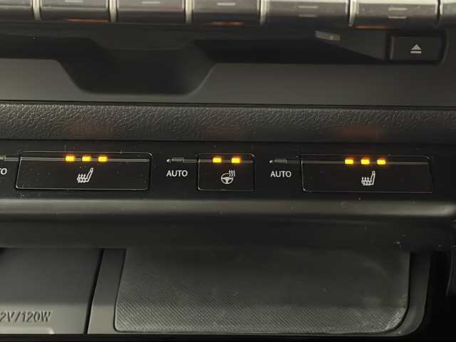 レクサス ＵＸ 250h Fスポーツ 宮城県 2019(平31)年 5万km ホワイトノーヴァガラスフレーク 禁煙車/ムーンルーフ/パノラミックビューモニター/Lexus Safety System＋/・プリクラッシュセーフティ/・レーントレーシングアシスト/・レーダークルーズコントロール/・オートハイビームアシスト/・ブラインドスポットモニター/・ヘッドアップディスプレイ/・クリアランスソナー/純正ナビ/・CD.DVD.SD.BT.USB/フルセグTV/黒本革シート/・前席パワーシート(シートメモリー付)/・前席シートヒーター/パワーバックドア/パドルシフト/ステアリングヒーター/ステアリングスイッチ/社外ドライブレコーダー（FR）/ビルトインETC2.0/LEDヘッドライト/LEDフォグランプ/電動パーキングブレーキ/オートホールド機能/純正18インチアルミホイール/純正フロアマット