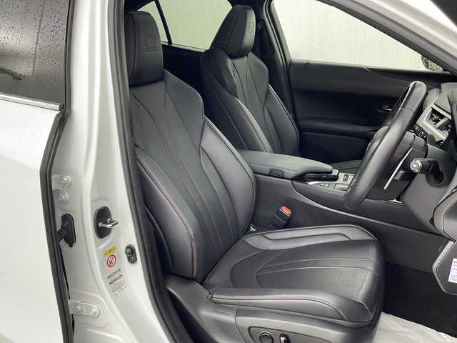 レクサス ＵＸ 250h Fスポーツ 宮城県 2019(平31)年 5万km ホワイトノーヴァガラスフレーク 禁煙車/ムーンルーフ/パノラミックビューモニター/Lexus Safety System＋/・プリクラッシュセーフティ/・レーントレーシングアシスト/・レーダークルーズコントロール/・オートハイビームアシスト/・ブラインドスポットモニター/・ヘッドアップディスプレイ/・クリアランスソナー/純正ナビ/・CD.DVD.SD.BT.USB/フルセグTV/黒本革シート/・前席パワーシート(シートメモリー付)/・前席シートヒーター/パワーバックドア/パドルシフト/ステアリングヒーター/ステアリングスイッチ/社外ドライブレコーダー（FR）/ビルトインETC2.0/LEDヘッドライト/LEDフォグランプ/電動パーキングブレーキ/オートホールド機能/純正18インチアルミホイール/純正フロアマット