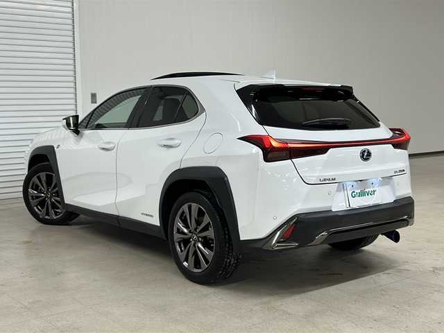 レクサス ＵＸ 250h Fスポーツ 熊本県 2019(平31)年 5万km ホワイトノーヴァガラスフレーク 禁煙車/ムーンルーフ/パノラミックビューモニター/Lexus Safety System＋/・プリクラッシュセーフティ/・レーントレーシングアシスト/・レーダークルーズコントロール/・オートハイビームアシスト/・ブラインドスポットモニター/・ヘッドアップディスプレイ/・クリアランスソナー/純正ナビ/・CD.DVD.SD.BT.USB/フルセグTV/黒本革シート/・前席パワーシート(シートメモリー付)/・前席シートヒーター/パワーバックドア/パドルシフト/ステアリングヒーター/ステアリングスイッチ/社外ドライブレコーダー（FR）/ビルトインETC2.0/LEDヘッドライト/LEDフォグランプ/電動パーキングブレーキ/オートホールド機能/純正18インチアルミホイール/純正フロアマット