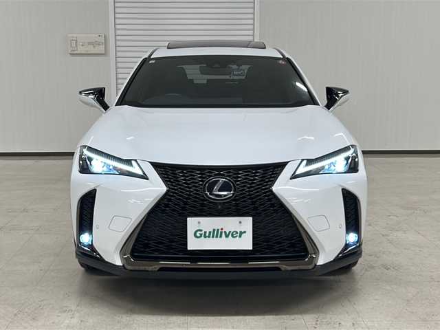 レクサス ＵＸ 250h Fスポーツ 熊本県 2019(平31)年 5万km ホワイトノーヴァガラスフレーク 禁煙車/ムーンルーフ/パノラミックビューモニター/Lexus Safety System＋/・プリクラッシュセーフティ/・レーントレーシングアシスト/・レーダークルーズコントロール/・オートハイビームアシスト/・ブラインドスポットモニター/・ヘッドアップディスプレイ/・クリアランスソナー/純正ナビ/・CD.DVD.SD.BT.USB/フルセグTV/黒本革シート/・前席パワーシート(シートメモリー付)/・前席シートヒーター/パワーバックドア/パドルシフト/ステアリングヒーター/ステアリングスイッチ/社外ドライブレコーダー（FR）/ビルトインETC2.0/LEDヘッドライト/LEDフォグランプ/電動パーキングブレーキ/オートホールド機能/純正18インチアルミホイール/純正フロアマット