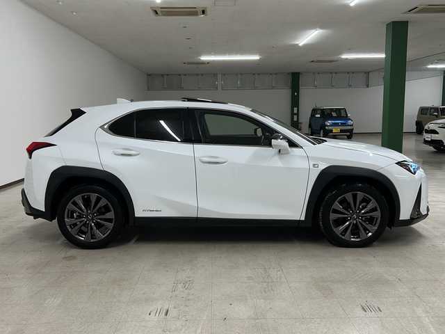 レクサス ＵＸ 250h Fスポーツ 熊本県 2019(平31)年 5万km ホワイトノーヴァガラスフレーク 禁煙車/ムーンルーフ/パノラミックビューモニター/Lexus Safety System＋/・プリクラッシュセーフティ/・レーントレーシングアシスト/・レーダークルーズコントロール/・オートハイビームアシスト/・ブラインドスポットモニター/・ヘッドアップディスプレイ/・クリアランスソナー/純正ナビ/・CD.DVD.SD.BT.USB/フルセグTV/黒本革シート/・前席パワーシート(シートメモリー付)/・前席シートヒーター/パワーバックドア/パドルシフト/ステアリングヒーター/ステアリングスイッチ/社外ドライブレコーダー（FR）/ビルトインETC2.0/LEDヘッドライト/LEDフォグランプ/電動パーキングブレーキ/オートホールド機能/純正18インチアルミホイール/純正フロアマット