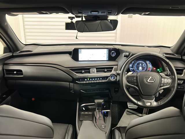 レクサス ＵＸ 250h Fスポーツ 熊本県 2019(平31)年 5万km ホワイトノーヴァガラスフレーク 禁煙車/ムーンルーフ/パノラミックビューモニター/Lexus Safety System＋/・プリクラッシュセーフティ/・レーントレーシングアシスト/・レーダークルーズコントロール/・オートハイビームアシスト/・ブラインドスポットモニター/・ヘッドアップディスプレイ/・クリアランスソナー/純正ナビ/・CD.DVD.SD.BT.USB/フルセグTV/黒本革シート/・前席パワーシート(シートメモリー付)/・前席シートヒーター/パワーバックドア/パドルシフト/ステアリングヒーター/ステアリングスイッチ/社外ドライブレコーダー（FR）/ビルトインETC2.0/LEDヘッドライト/LEDフォグランプ/電動パーキングブレーキ/オートホールド機能/純正18インチアルミホイール/純正フロアマット