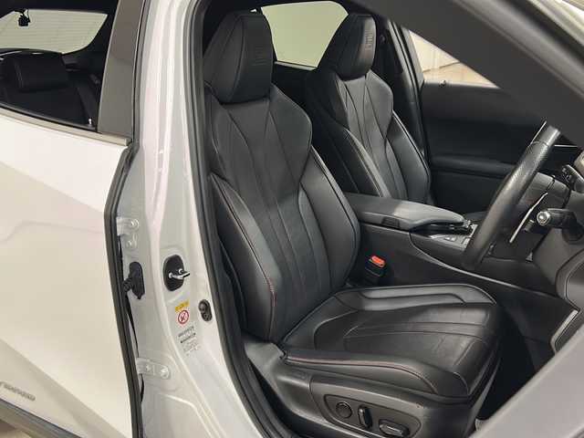 レクサス ＵＸ 250h Fスポーツ 熊本県 2019(平31)年 5万km ホワイトノーヴァガラスフレーク 禁煙車/ムーンルーフ/パノラミックビューモニター/Lexus Safety System＋/・プリクラッシュセーフティ/・レーントレーシングアシスト/・レーダークルーズコントロール/・オートハイビームアシスト/・ブラインドスポットモニター/・ヘッドアップディスプレイ/・クリアランスソナー/純正ナビ/・CD.DVD.SD.BT.USB/フルセグTV/黒本革シート/・前席パワーシート(シートメモリー付)/・前席シートヒーター/パワーバックドア/パドルシフト/ステアリングヒーター/ステアリングスイッチ/社外ドライブレコーダー（FR）/ビルトインETC2.0/LEDヘッドライト/LEDフォグランプ/電動パーキングブレーキ/オートホールド機能/純正18インチアルミホイール/純正フロアマット
