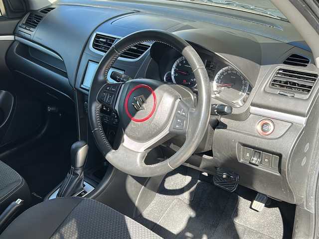 スズキ スイフト RS 静岡県 2015(平27)年 12.7万km ミネラルグレーM 社外ナビ/・FM/AM/・SD/・iPod/・フルセグTV/・USB/・Bluetooth/・CD/DVD/主要装備/・ＥＴＣ/・パドルシフト/・クルーズコントロール/・フォグランプ/・横滑り防止装置/・プッシュスタート/・オートエアコン/・１６インチ純正アルミ/・オートライト/・ステアリングスイッチ/・ＨＩＤライト