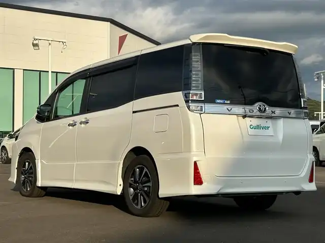 トヨタ ヴォクシー ZS 煌Ⅱ 熊本県 2020(令2)年 2.6万km ホワイトパールクリスタルシャイン 純正SDナビ/BT/フルセグ/CD/DVD/バックカメラ/両側パワースライドドア/クルーズコントロール/LEDオートライト/後部用モニター/サンシェード/純正16インチアルミホイール/ビルトインETC/ワンオーナー