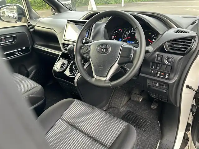 トヨタ ヴォクシー ZS 煌Ⅱ 熊本県 2020(令2)年 2.6万km ホワイトパールクリスタルシャイン 純正SDナビ/BT/フルセグ/CD/DVD/バックカメラ/両側パワースライドドア/クルーズコントロール/LEDオートライト/後部用モニター/サンシェード/純正16インチアルミホイール/ビルトインETC/ワンオーナー