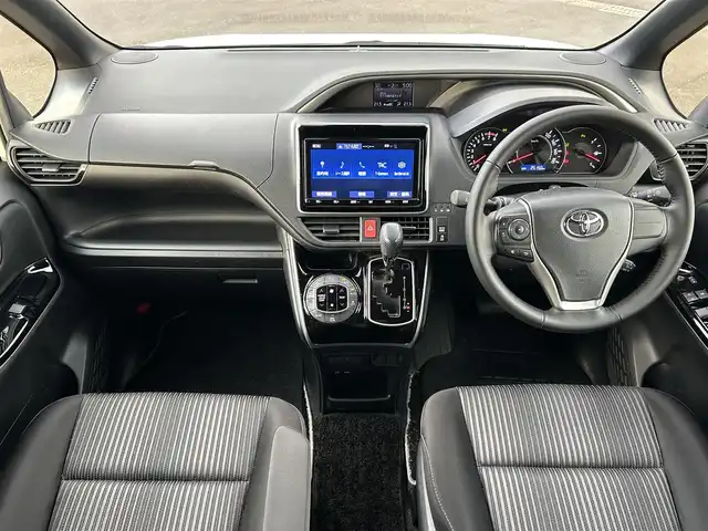 トヨタ ヴォクシー ZS 煌Ⅱ 熊本県 2020(令2)年 2.6万km ホワイトパールクリスタルシャイン 純正SDナビ/BT/フルセグ/CD/DVD/バックカメラ/両側パワースライドドア/クルーズコントロール/LEDオートライト/後部用モニター/サンシェード/純正16インチアルミホイール/ビルトインETC/ワンオーナー