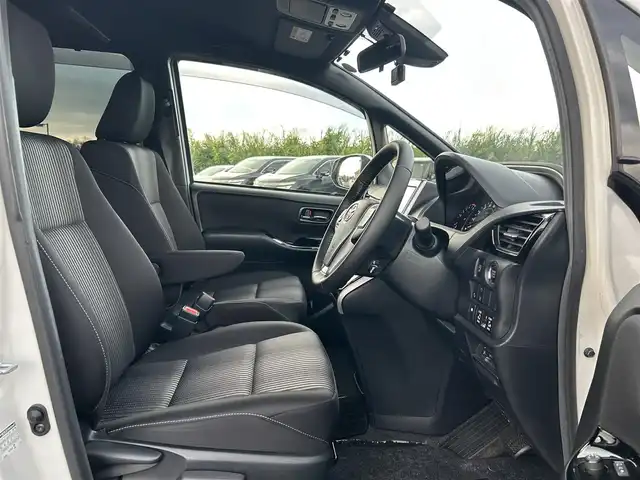 トヨタ ヴォクシー ZS 煌Ⅱ 熊本県 2020(令2)年 2.6万km ホワイトパールクリスタルシャイン 純正SDナビ/BT/フルセグ/CD/DVD/バックカメラ/両側パワースライドドア/クルーズコントロール/LEDオートライト/後部用モニター/サンシェード/純正16インチアルミホイール/ビルトインETC/ワンオーナー