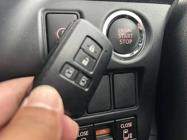 トヨタ ヴォクシー ZS 煌Ⅱ 熊本県 2020(令2)年 2.6万km ホワイトパールクリスタルシャイン 純正SDナビ/BT/フルセグ/CD/DVD/バックカメラ/両側パワースライドドア/クルーズコントロール/LEDオートライト/後部用モニター/サンシェード/純正16インチアルミホイール/ビルトインETC/ワンオーナー