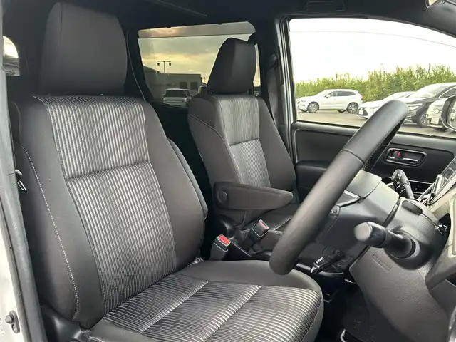 トヨタ ヴォクシー ZS 煌Ⅱ 熊本県 2020(令2)年 2.6万km ホワイトパールクリスタルシャイン 純正SDナビ/BT/フルセグ/CD/DVD/バックカメラ/両側パワースライドドア/クルーズコントロール/LEDオートライト/後部用モニター/サンシェード/純正16インチアルミホイール/ビルトインETC/ワンオーナー