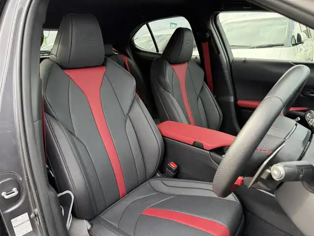レクサス ＵＸ 250h Fスポーツ エモーショナルエクスプローラ 東京都 2023(令5)年 0.9万km ベージュM/ウォームグレーM ワンオーナー/純正ナビ　/（フルセグTV/FM/AM/Bluetooth/Miracast/USB)/ドライブレコーダー/ブラインドスポットモニター/プリクラッシュセーフティ/ETC2.0/レザーシート/レーダークルーズコントロール/革巻きステアリング/ステアリングスイッチ/パドルシフト/スマートキー/プッシュスタート/ステアリングヒーター/シートヒーター/エアシート/車線逸脱/横滑り防止装置/トノカバー/フロント・リアコーナーセンサー/トノカバー/ISOFIX/電動格納ウインカーミラー/リアプライバシーガラス/新車時保証書/記録簿/取扱説明書